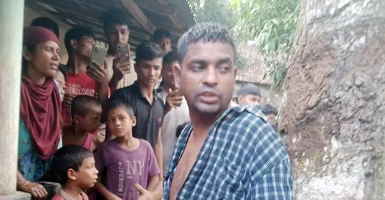 গভীর রাতে নারীর ঘরে মেম্বার, গাছে বেঁধে গণধোলাই