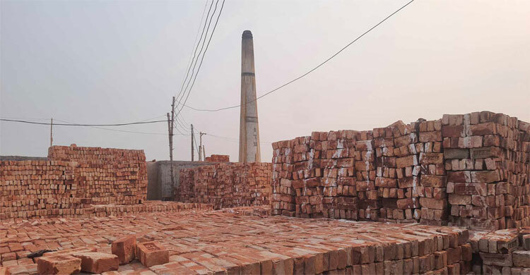 অনুমোদনহীন ইটভাটায় অভিযান, ৪ লাখ টাকা জরিমানা