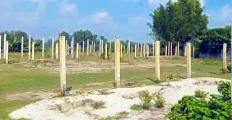 গুচ্ছগ্রামে বেশির ঘরেরই নেই অস্তিত্ব, সন্ধ্যায় বসে মাদকের আসর