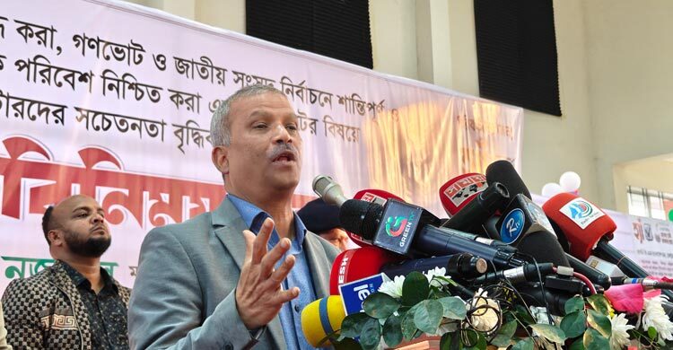 বক্তব্যের সময় ‘ভুয়া’ স্লোগান, মঞ্চ ছাড়লেন আসিফ নজরুল