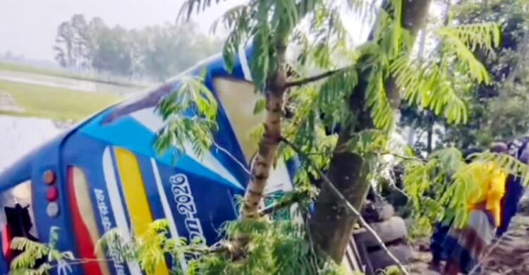গাইবান্ধায় বাস খাদে পড়ে যাত্রী নিহত