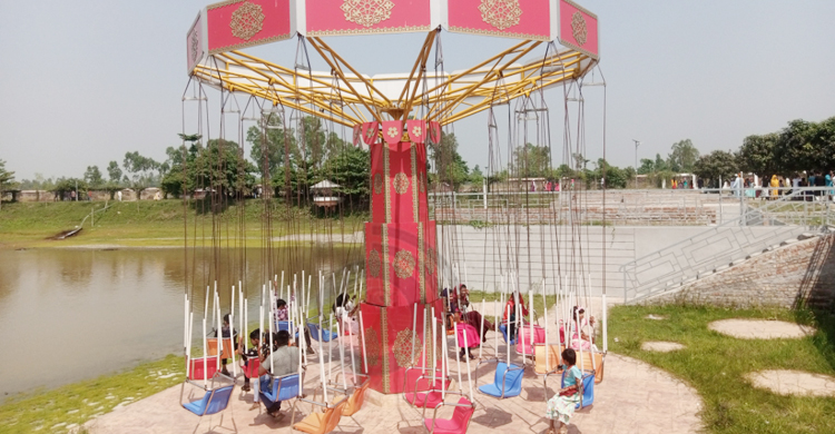 ঈদে জমে উঠেছে গাইবান্ধার সরোবর পার্ক