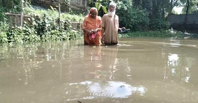 চলাফেরার রাস্তা বন্ধ, ভোগান্তিতে বৃদ্ধ দম্পতি