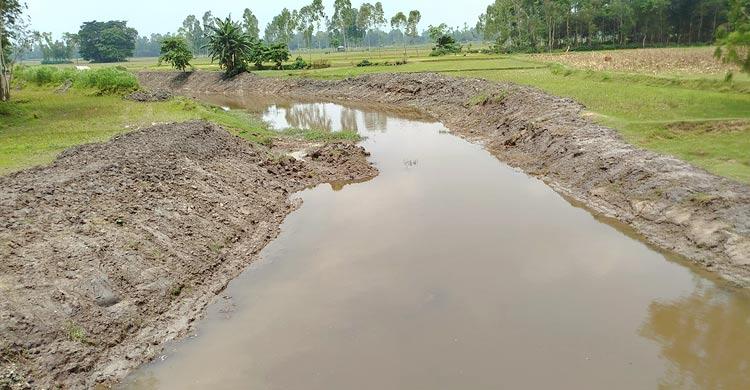 ৫৯ জন শ্রমিকের কাজ এস্কেভেটর দিয়ে সারতে ব্যস্ত পিআইও