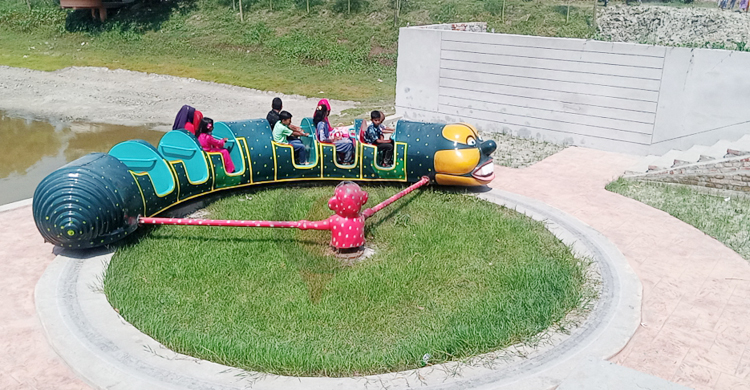 ঈদে জমে উঠেছে গাইবান্ধার সরোবর পার্ক