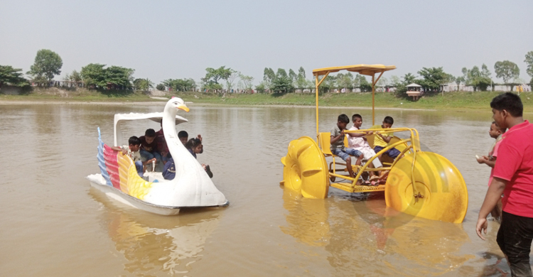 ঈদে জমে উঠেছে গাইবান্ধার সরোবর পার্ক