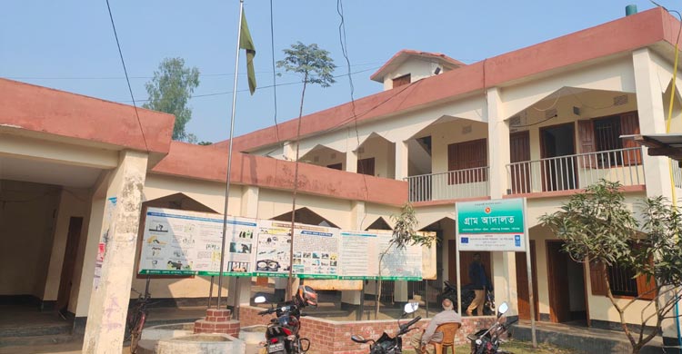 গ্রেফতারের ভয়ে পরিষদে আসেন না চেয়ারম্যান, সেবা পেতে ভোগান্তি