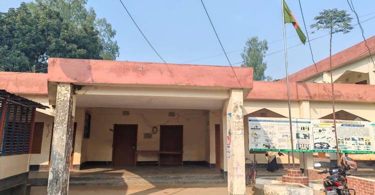 গ্রেফতারের ভয়ে পরিষদে আসেন না চেয়ারম্যান, সেবা পেতে ভোগান্তি