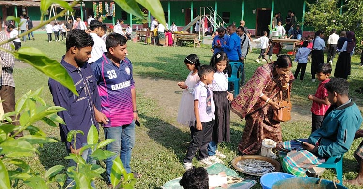 টিফিনের টাকা বাঁচিয়ে অসহায়দের পাশে শিক্ষার্থীরা