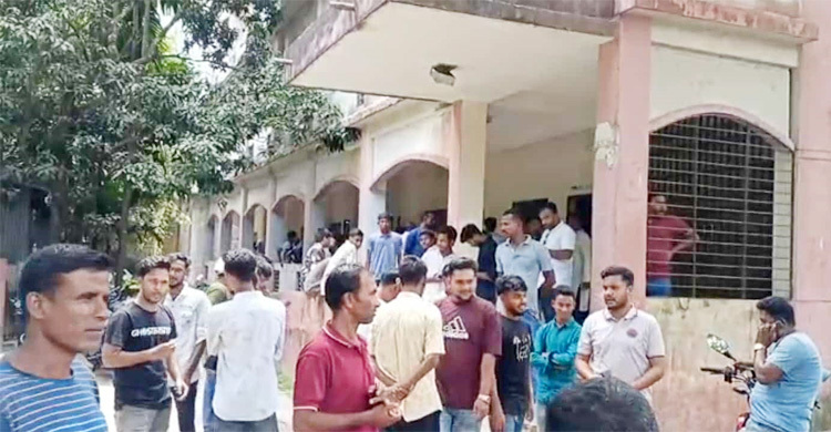 স্কুলে পাঠদান বন্ধ করে দিনভর বিএনপির সদস্য সংগ্রহ কার্যক্রম