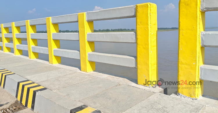 ভাসানী সেতুতে মরণফাঁদ হয়ে দাঁড়িয়েছে রেলিংয়ের ফাঁকা স্থান