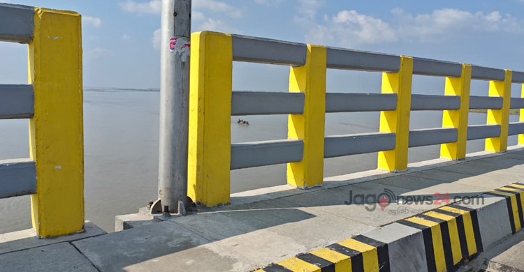 ভাসানী সেতুতে মরণফাঁদ হয়ে দাঁড়িয়েছে রেলিংয়ের ফাঁকা স্থান