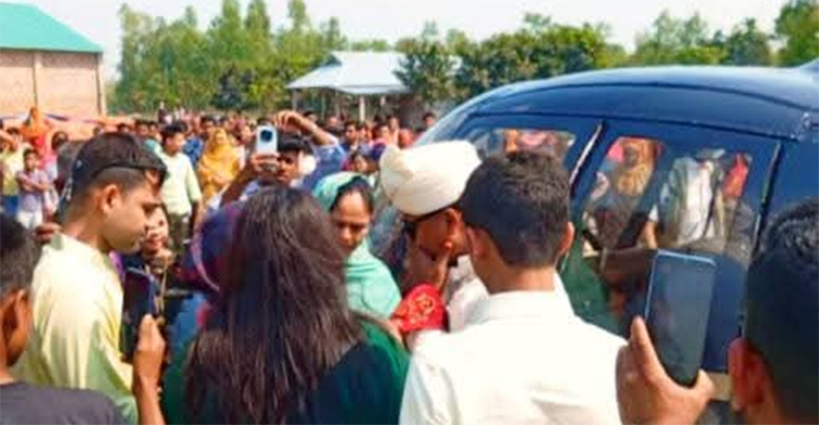 হেলিকপ্টারে চড়ে বউ নিয়ে বাড়ি ফিরলেন প্রবাসী