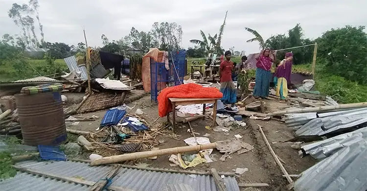 গাইবান্ধায় ঝড়ে লন্ডভন্ড বাড়িঘর, বিদ্যুৎ বিচ্ছিন্ন লক্ষাধিক পরিবার