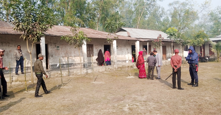 কিছুক্ষণ পরপর দেখা মিলছে ভোটারের, দুপুরের পর বাড়ার আশা