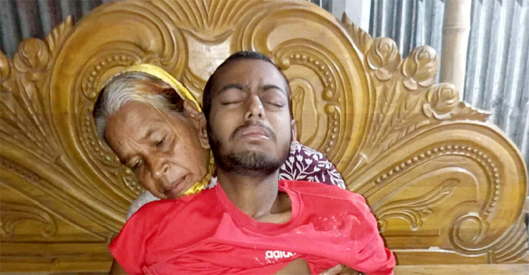 ক্যানসার আক্রান্ত ছেলেকে বাঁচানোর আকুতি দিনমজুর বাবার