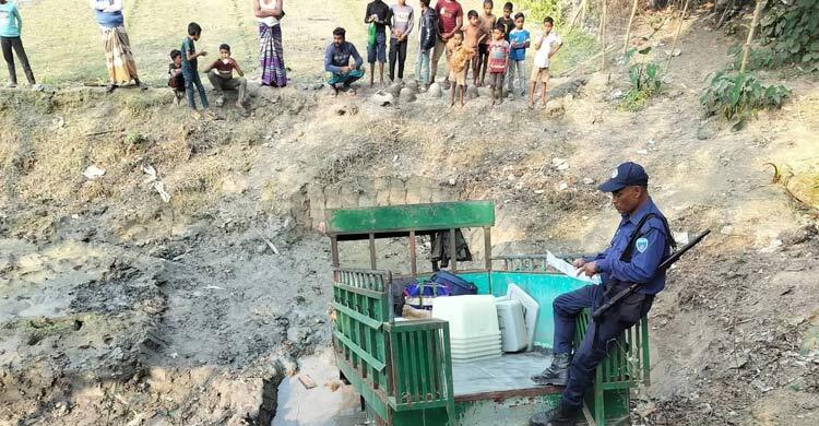 গাইবান্ধায় নির্বাচনি সরঞ্জামসহ পিকআপ খাদে, আহত ৩