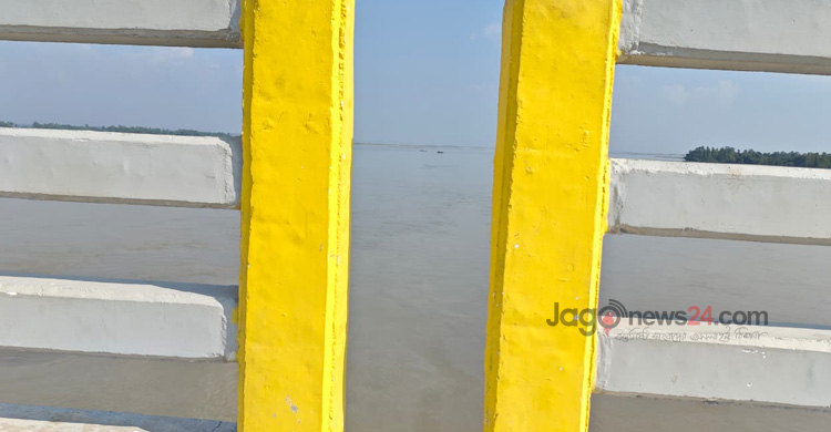 ভাসানী সেতুতে মরণফাঁদ হয়ে দাঁড়িয়েছে রেলিংয়ের ফাঁকা স্থান