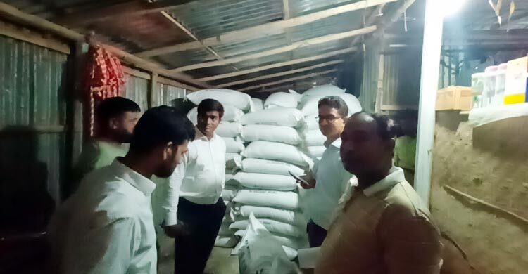 গাইবান্ধায় ব্যবসায়ীর ঘর থেকে ১৩৩ বস্তা টিএসপি সার উদ্ধার