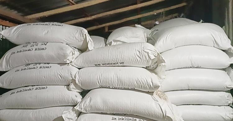 গাইবান্ধায় ব্যবসায়ীর ঘর থেকে ১৩৩ বস্তা টিএসপি সার উদ্ধার