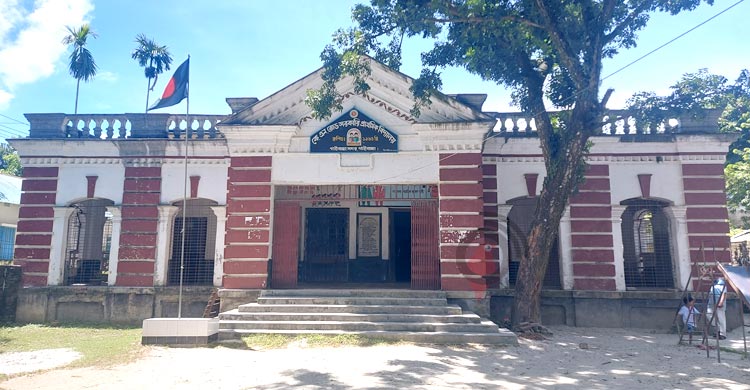প্রাথমিকে শিক্ষার্থীতে ঠাসা কিন্ডার গার্টেন, ফাঁকা সরকারি বিদ্যাল