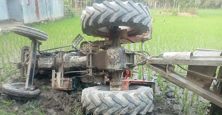 এসিল্যান্ডের ধাওয়ায় ট্রাক্টর উল্টে ধানক্ষেতে, অল্পের জন্য প্রাণ রক্ষা