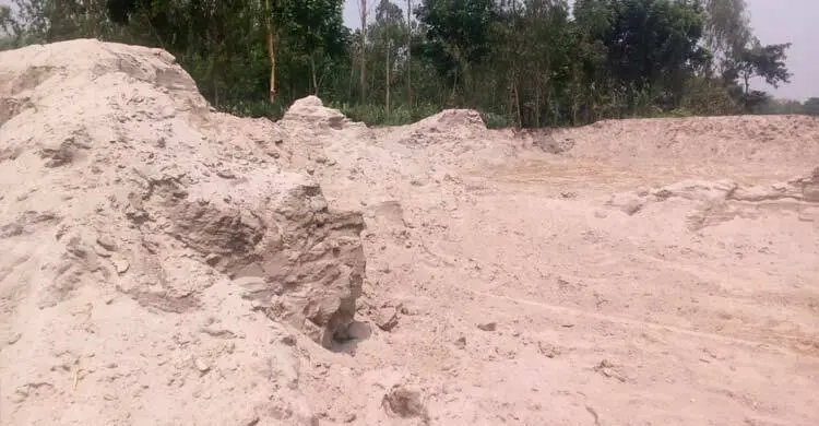 প্রশাসনের জব্দ করা বালু লুট, নিলাম কার্যক্রম স্থগিত