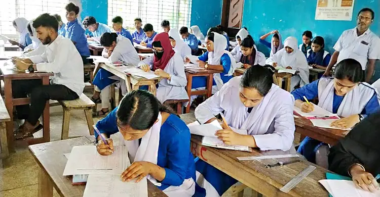 গাইবান্ধায় অবরোধের পর প্রবেশপত্র পেয়ে পরীক্ষায় বসলো ২১৫ শিক্ষার্থী