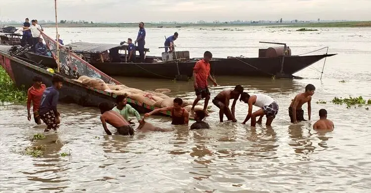 ঝড়ের কবলে পড়ে ভিজিএফের ৪৬৭ বস্তা চালসহ দুইটি নৌকাডুবি