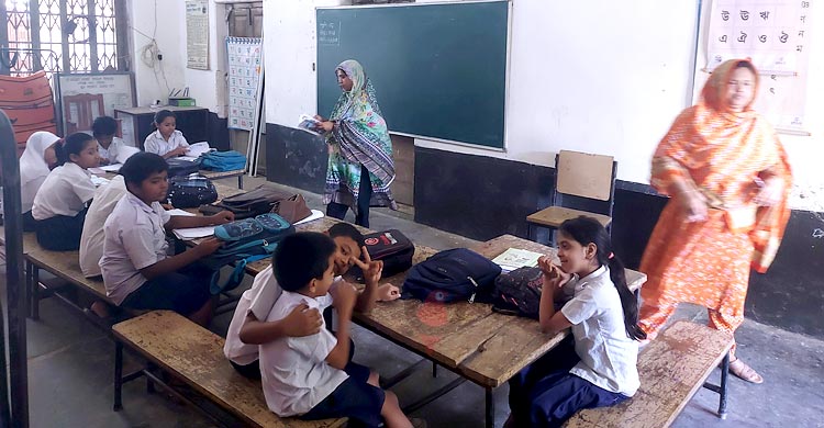 প্রাথমিকে শিক্ষার্থীতে ঠাসা কিন্ডার গার্টেন, ফাঁকা সরকারি বিদ্যাল