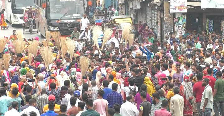 গাইবান্ধায় মহিলা লীগ নেত্রীকে বহিষ্কারের দাবিতে বিক্ষোভ