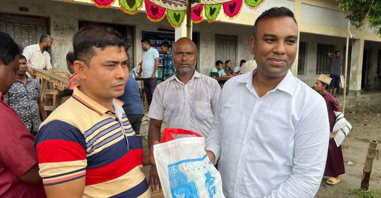 কোরবানির চামড়ার অপচয় রোধে পশুহাটে লবণ বিক্রি