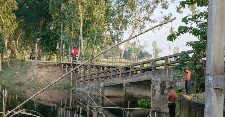 ব্রিজের সংযোগ সড়কের বেহাল দশা, ভোগান্তিতে ২০ গ্রামের মানুষ