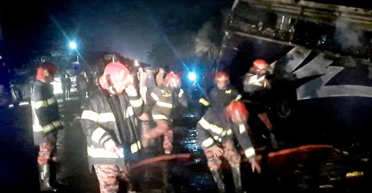 ব্যাটারির শর্ট সার্কিট থেকে আগুন, যাত্রী নিয়ে খাদে বাস