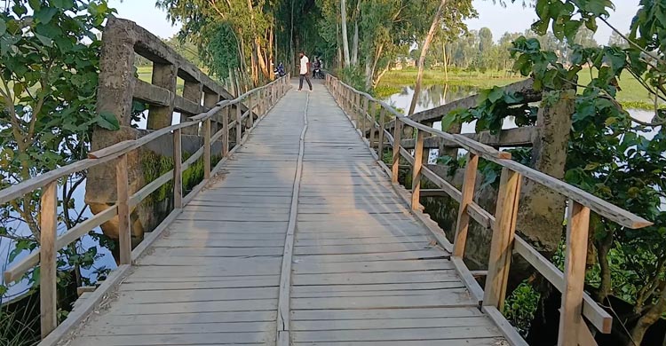 ব্রিজের সংযোগ সড়কের বেহাল দশা, ভোগান্তিতে ২০ গ্রামের মানুষ