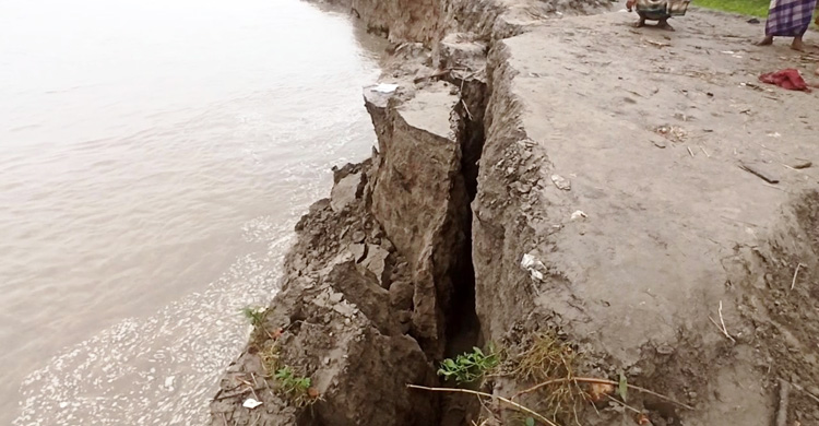 নদ-নদীর পানি কমছে, বাড়ছে ভাঙন