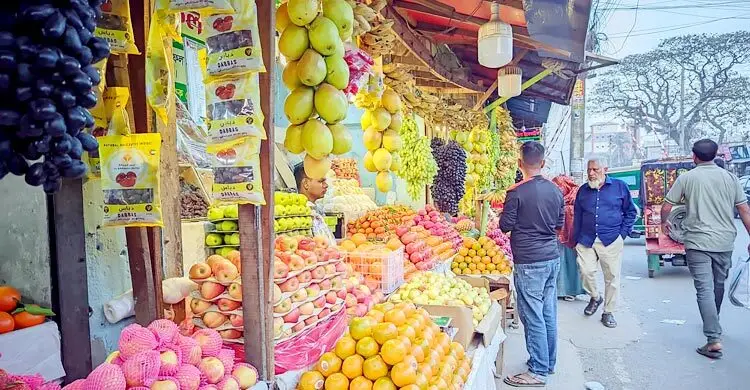 গাইবান্ধায় সাধারণের নাগালে শুধু কলা আর পেয়ারা - Jagonews24.com