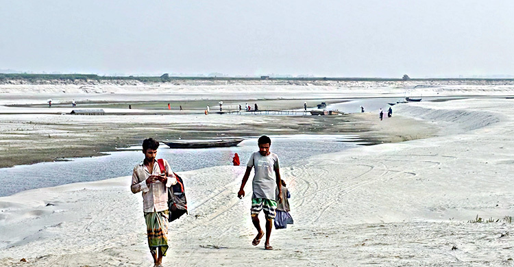 নাব্য সংকটে বন্ধ নৌচলাচল, মাইলের পর মাইল হেঁটে বালুচর পাড়ি