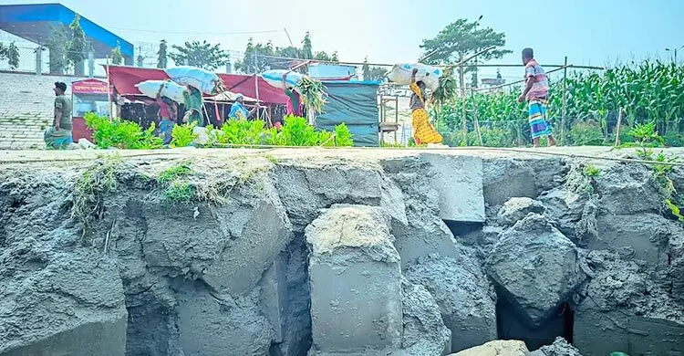 ১৫ মিটার দূরেই ব্রহ্মপুত্র, ভাঙন ঝুঁকিতে ১৫৭ কোটি টাকার লঞ্চ টার্মিনাল