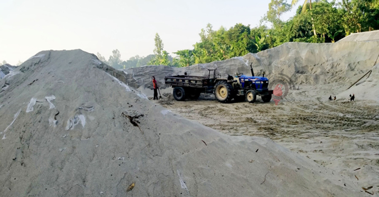 যমুনায় বালু তোলার মহোৎসব, বিলীন হচ্ছে ফসলি জমি-গ্রামীণ সড়ক