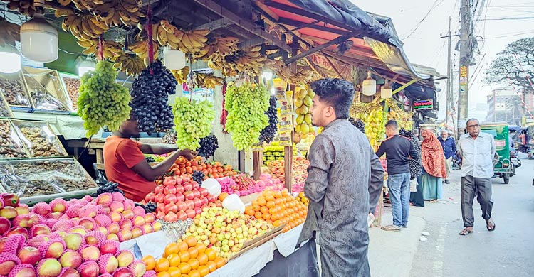 গাইবান্ধায় সাধারণের নাগালে শুধু কলা আর পেয়ারা