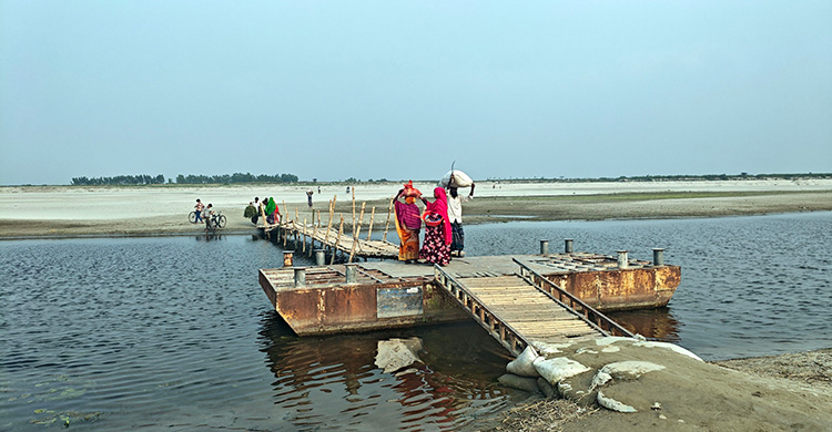 নাব্য সংকটে বন্ধ নৌচলাচল, মাইলের পর মাইল হেঁটে বালুচর পাড়ি