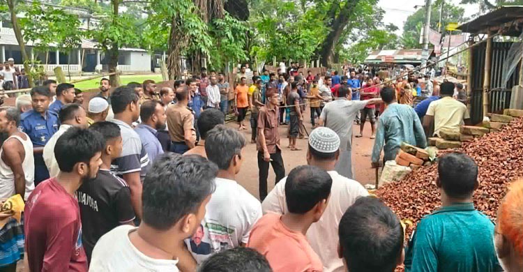 গাইবান্ধায় রেল স্টেশনে উচ্ছেদ অভিযান, ‘লোক দেখানো’ বলছেন স্থানীয়রা