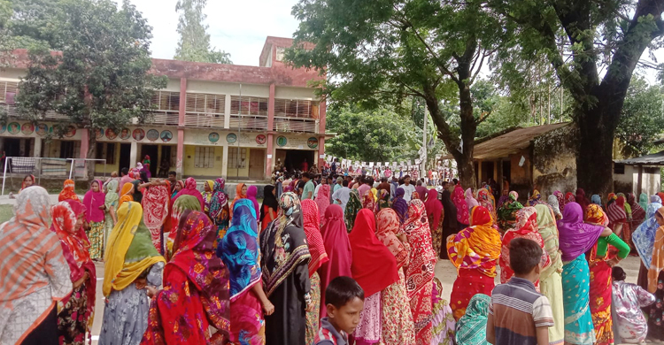 গাইবান্ধার ৪ ইউনিয়নে ভোটগ্রহণ চলছে