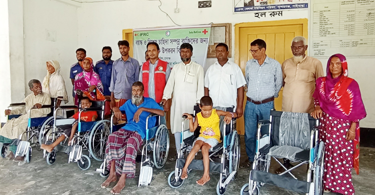হুইল চেয়ার পেলেন গাইবান্ধার ৮ বৃদ্ধ-প্রতিবন্ধী