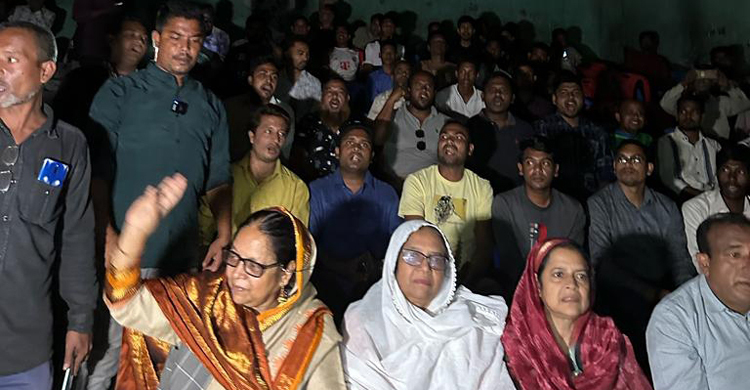 দুই শতাধিক নেতাকর্মী নিয়ে ‘মুজিব’ দেখলেন আওয়ামী লীগ নেত্রী