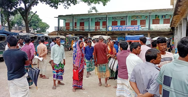 ভিজিডির বরাদ্দে দুর্গন্ধযুক্ত চাল, গুদামে তালা উপকারভোগীদের