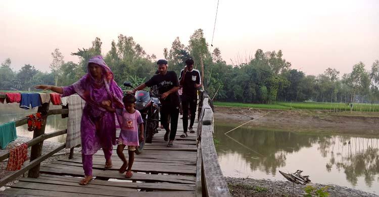 স্থায়ী সেতু নেই, নড়বড়ে সাঁকোতে ঝুঁকি নিয়ে পারাপার
