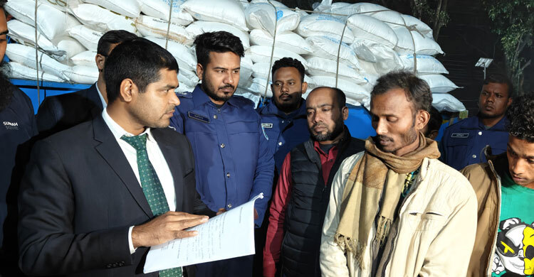 গাইবান্ধায় পাচারকালে ট্রাকবোঝাই সার জব্দ, চালকের জরিমানা