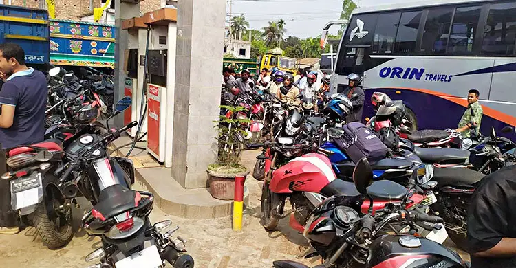 পাম্পে তেল নেই, বাইরে মিলছে দ্বিগুণ দামে